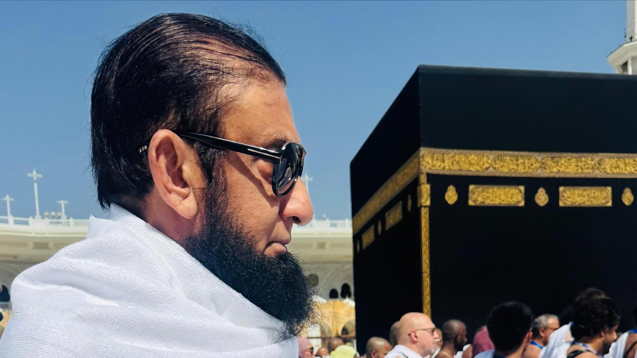 মক্কায় ওমরাহ পালন করলেন পাকিস্তানি ইসলামিক বক্তা মাওলানা তারিক জামিল